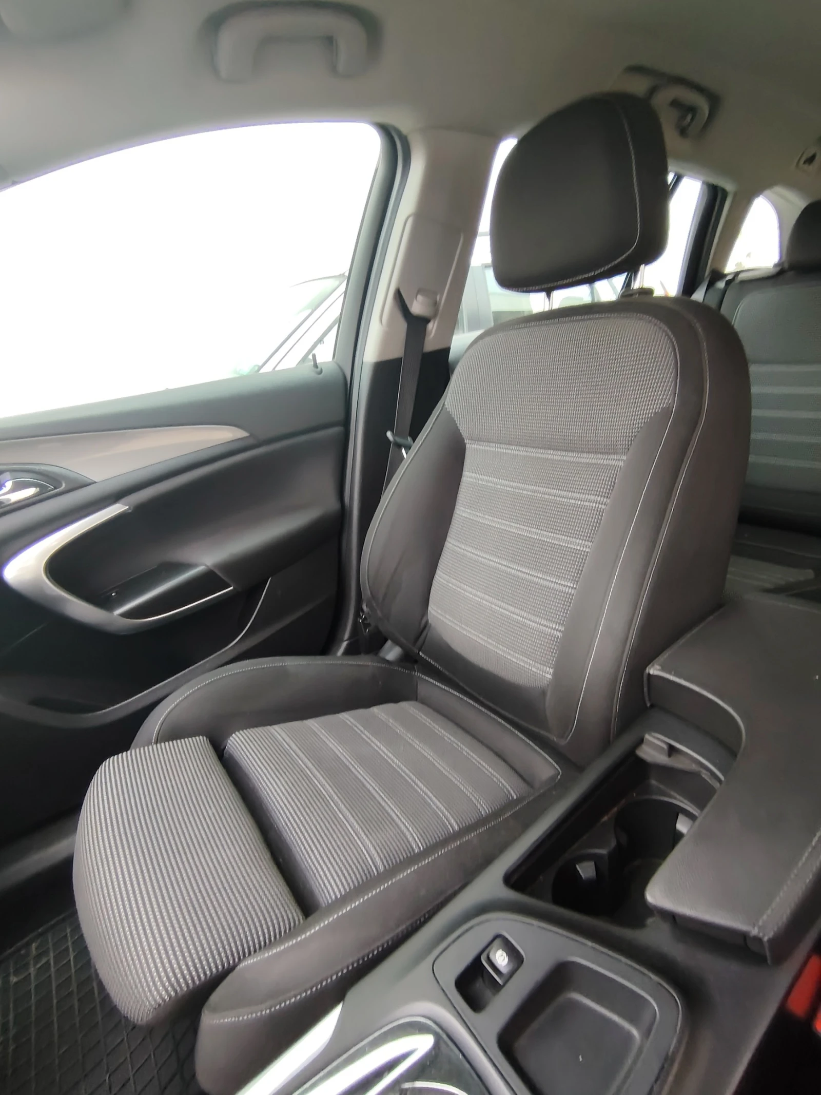 Opel Insignia 1.6 CDTI, снимка 9 - Автомобили и джипове - 56725435