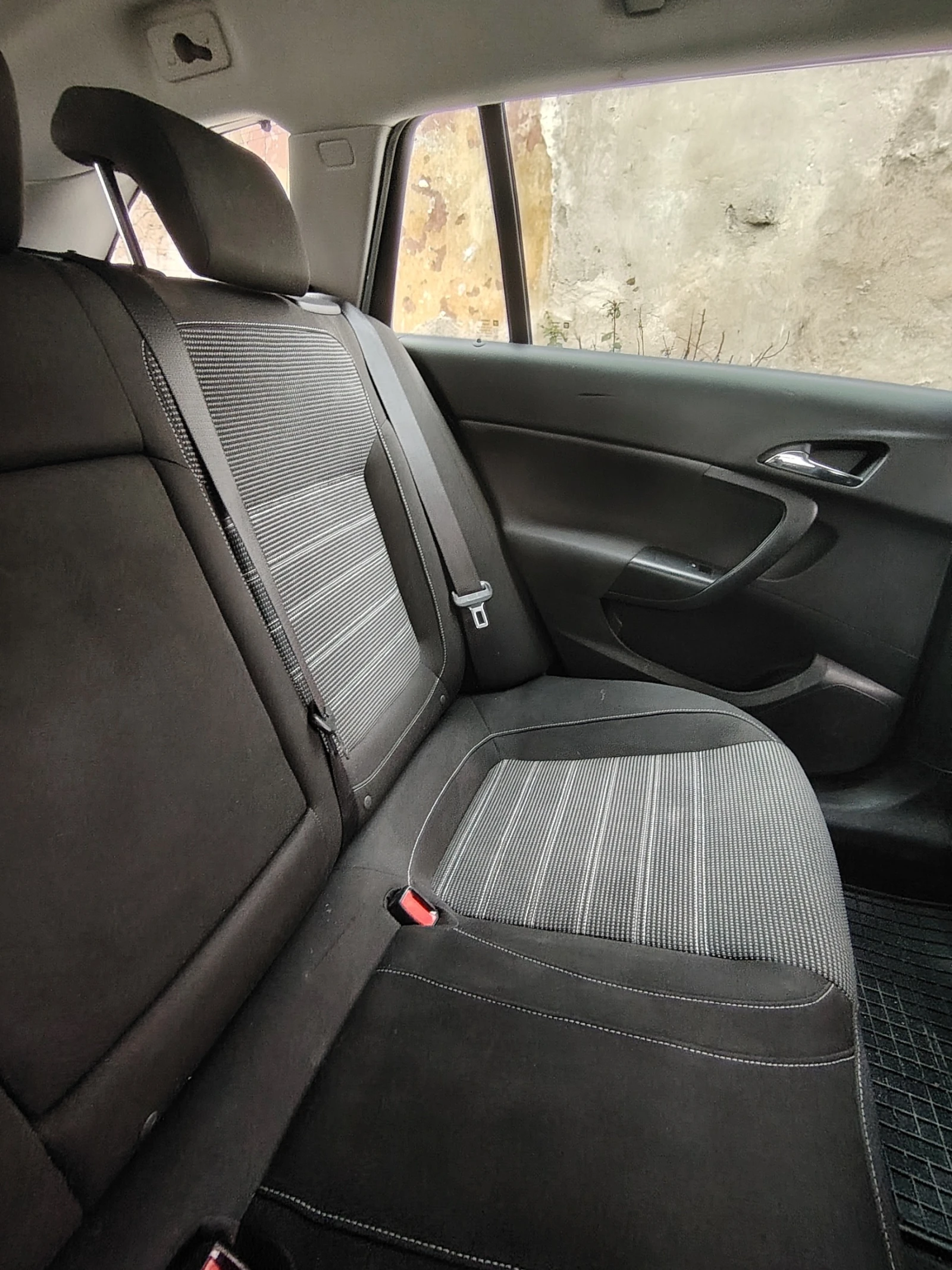 Opel Insignia 1.6 CDTI, снимка 14 - Автомобили и джипове - 56725435