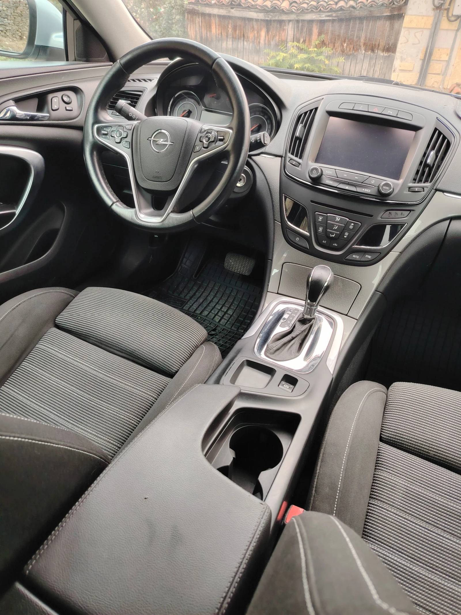 Opel Insignia 1.6 CDTI, снимка 15 - Автомобили и джипове - 56725435