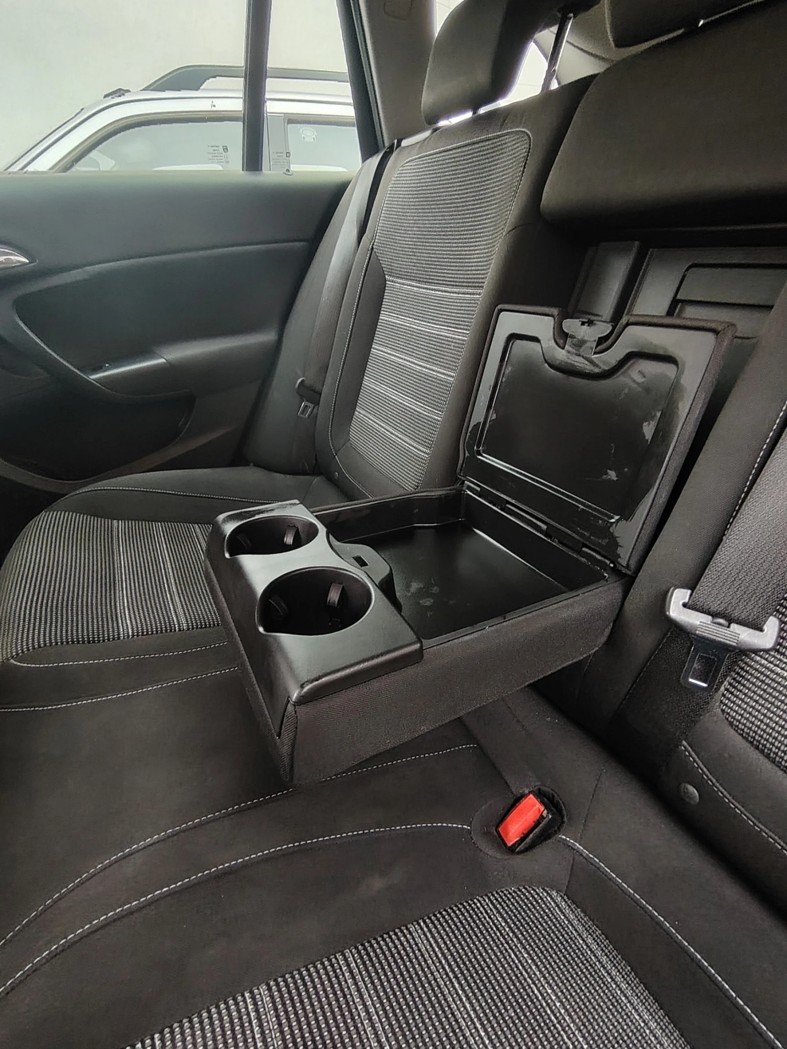 Opel Insignia 1.6 CDTI, снимка 16 - Автомобили и джипове - 56725435
