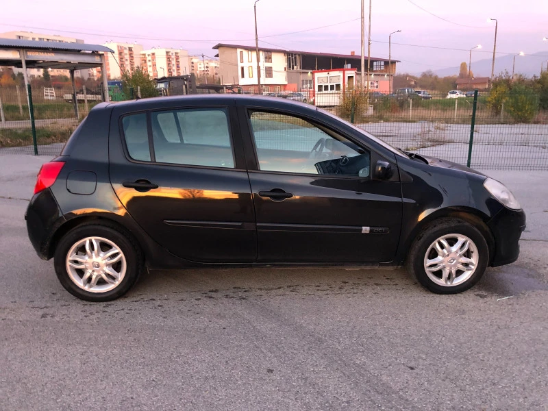 Renault Clio 1.5 DCI Климатроник, снимка 3 - Автомобили и джипове - 43924006