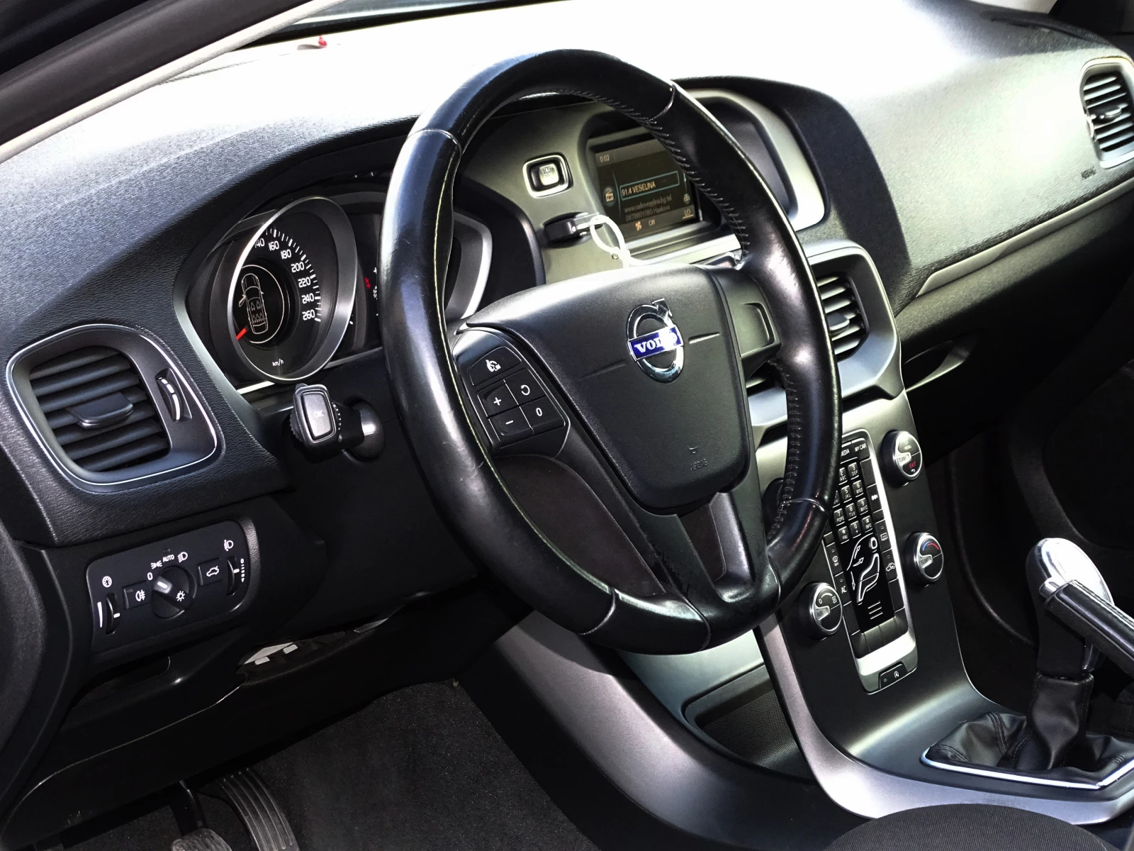 Volvo V40 D2 1.6D EURO 5B - изображение 10