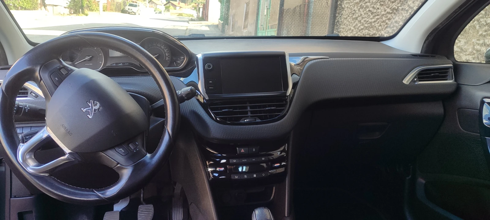 Peugeot 208 1.6 HDI, снимка 14 - Автомобили и джипове - 54431398