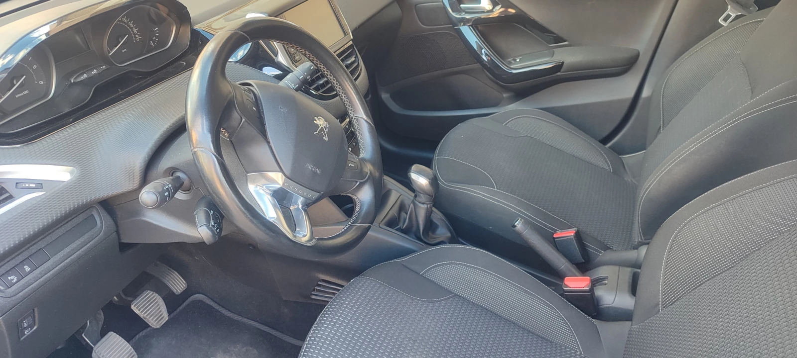 Peugeot 208 1.6 HDI, снимка 13 - Автомобили и джипове - 54431398
