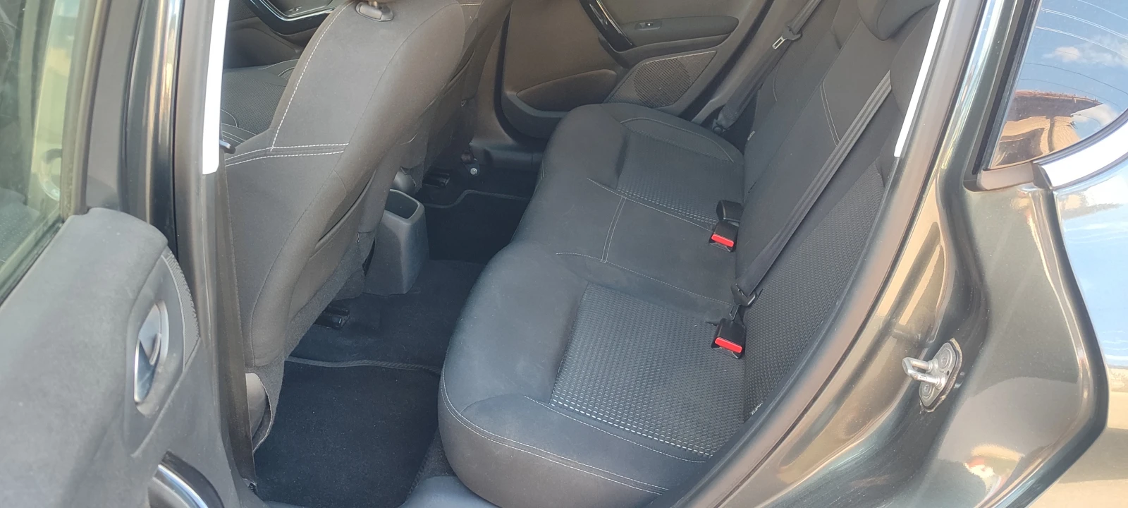 Peugeot 208 1.6 HDI, снимка 12 - Автомобили и джипове - 54431398