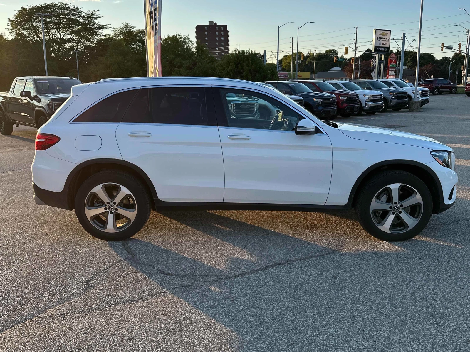 Mercedes-Benz GLC 300 * ЦЕНА ДО БЪЛГАРИЯ* (CARFAX) - изображение 3