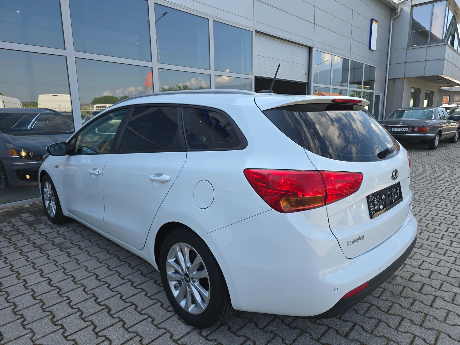 Kia Ceed 1.6CRDi!! Автоматик !!, снимка 6 - Автомобили и джипове - 55125553