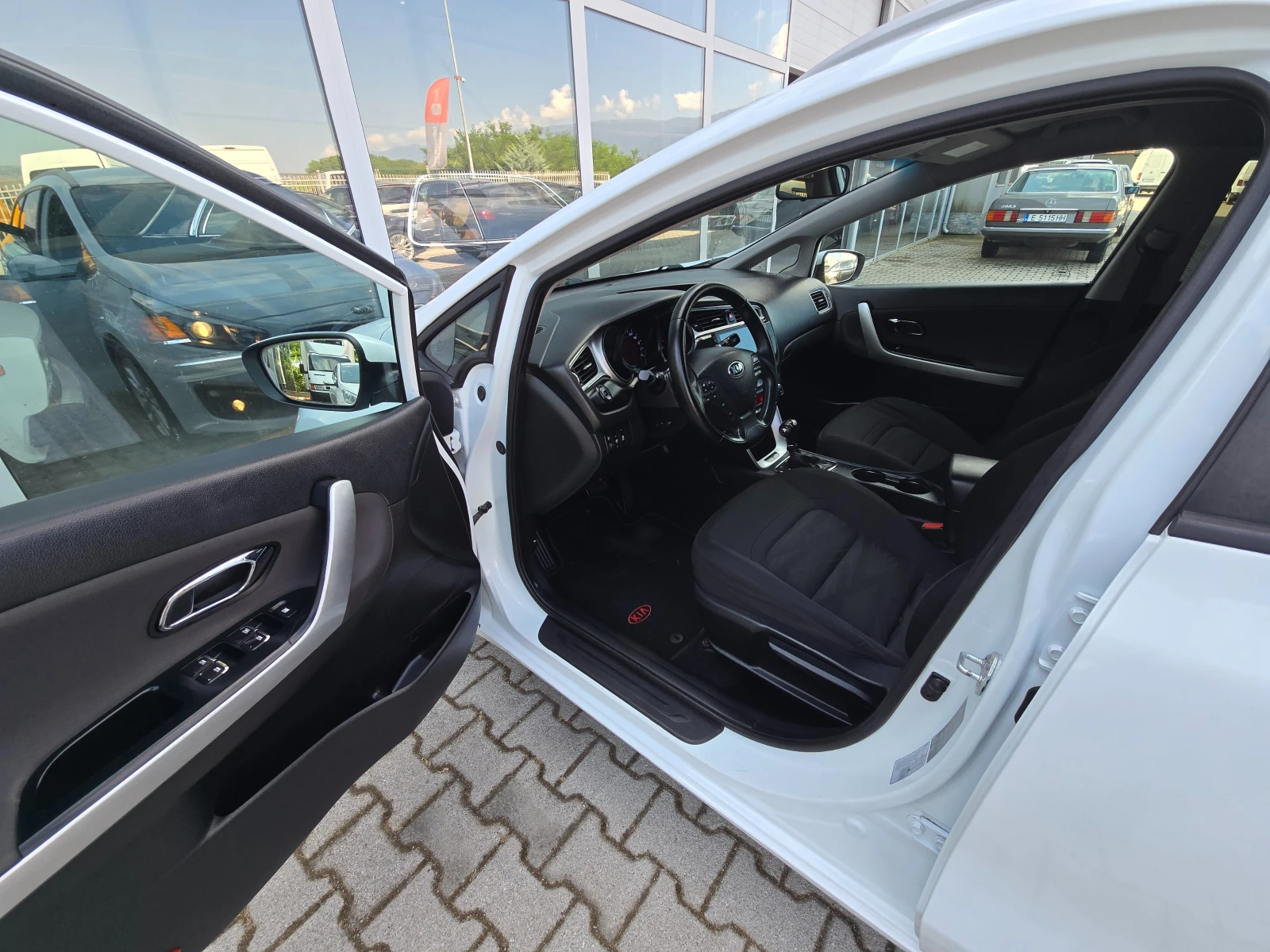 Kia Ceed 1.6CRDi!! Автоматик !!, снимка 7 - Автомобили и джипове - 55125553