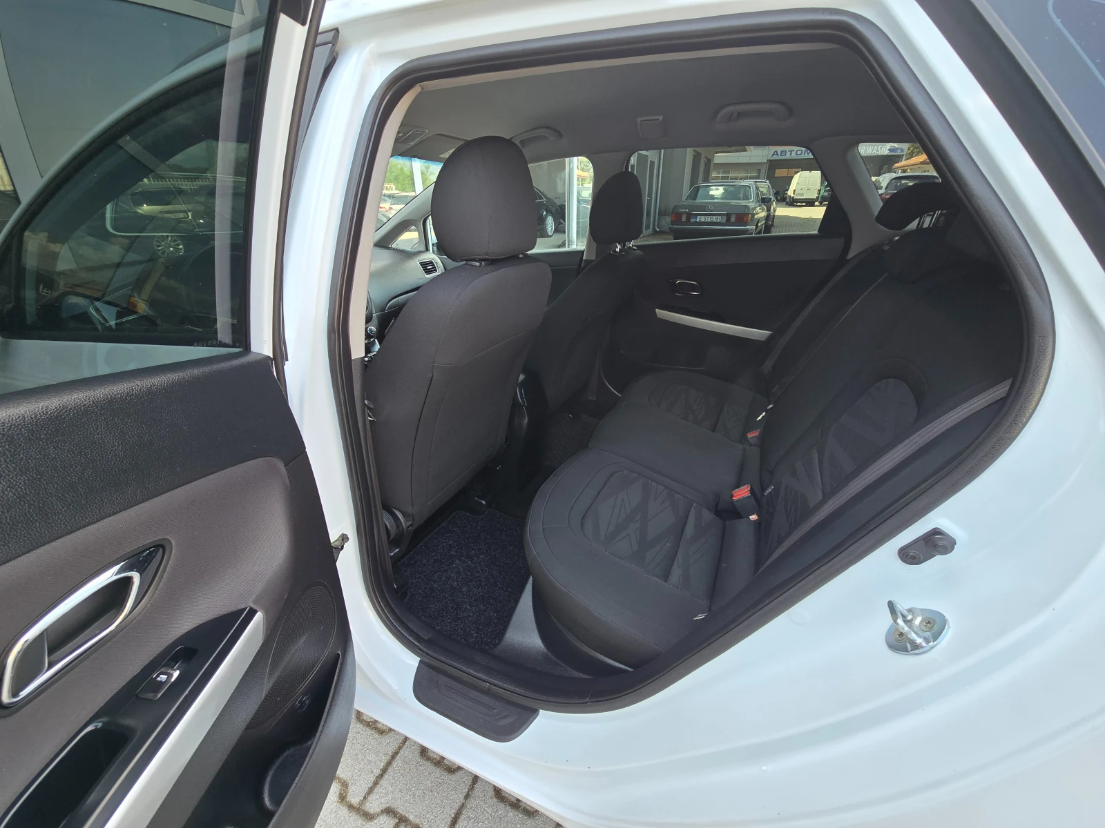 Kia Ceed 1.6CRDi!! Автоматик !!, снимка 13 - Автомобили и джипове - 55125553