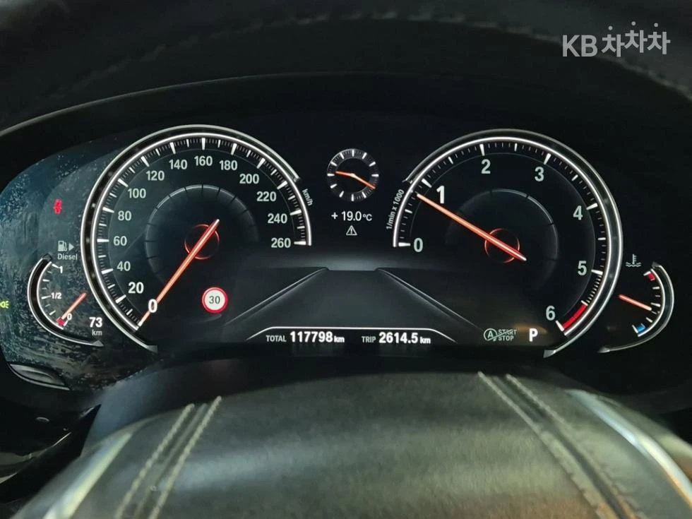 BMW 520 520d\M pack\Head Up\360 Камери, снимка 6 - Автомобили и джипове - 56350436