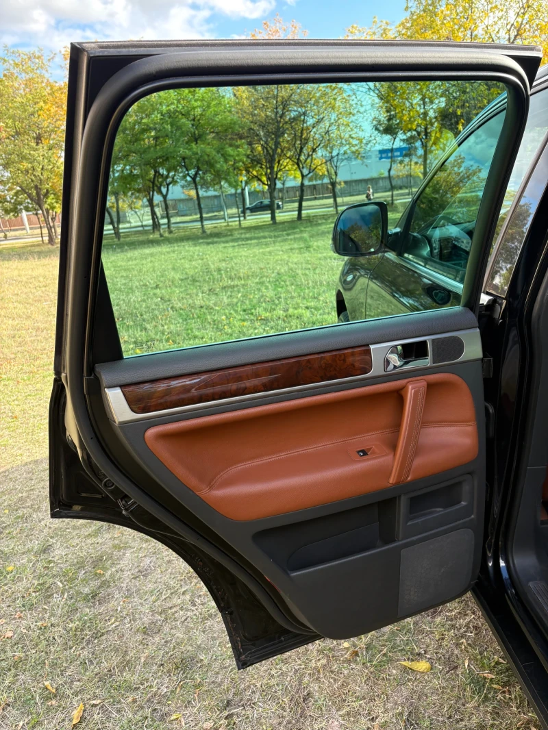 VW Touareg 3.0 TDI V6 INDIVIDUAL , снимка 9 - Автомобили и джипове - 52024794