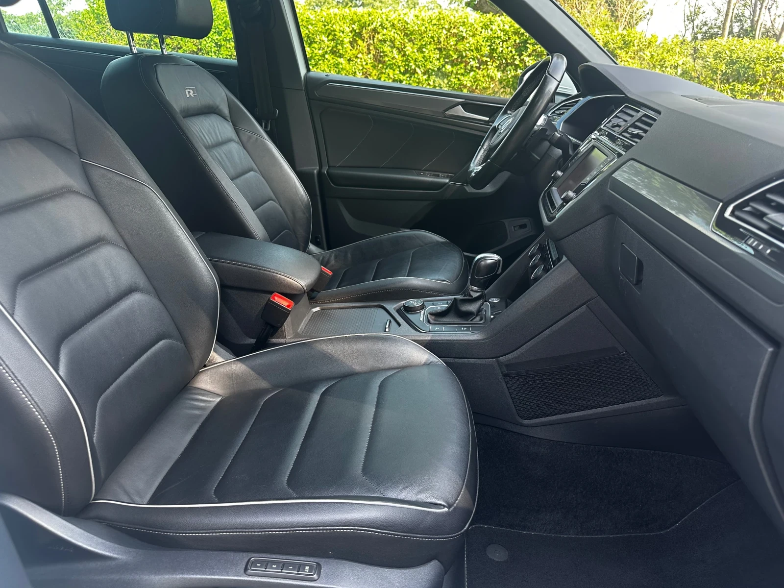 VW Tiguan R-LINE / 4MOTION / DISTRONIC / PANORAMA / DYNAUDIO - изображение 10