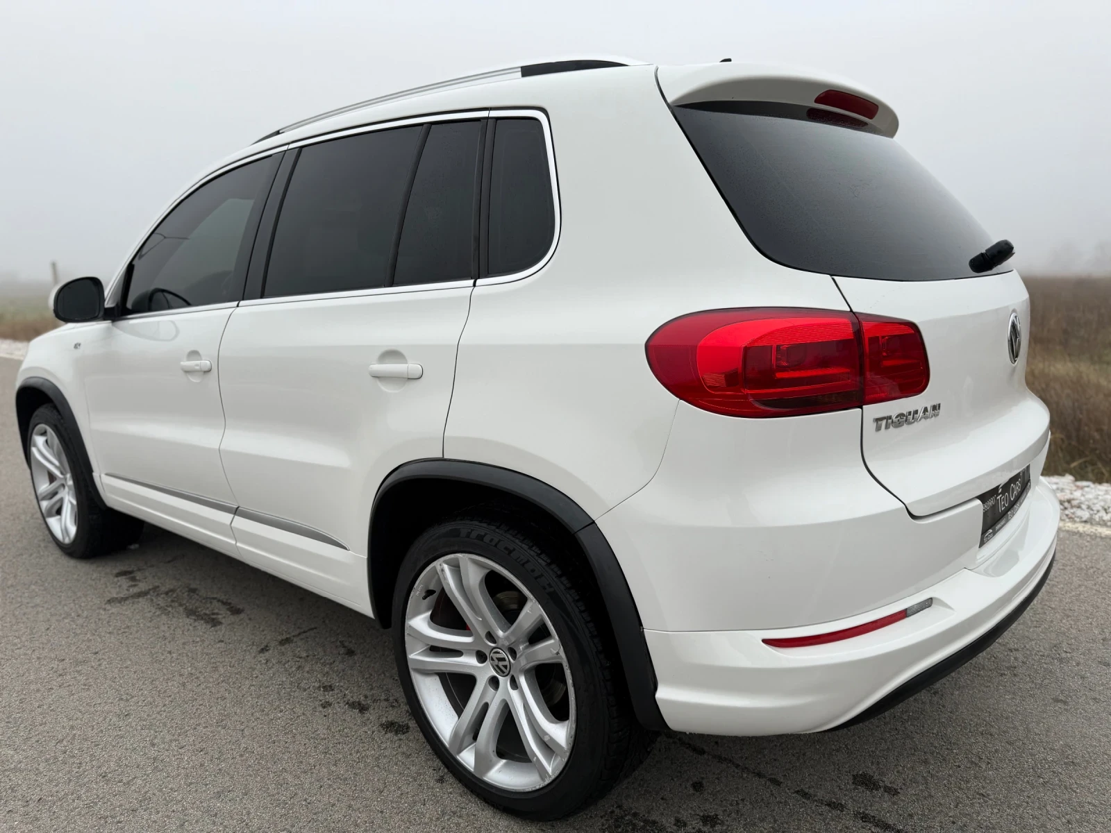 VW Tiguan 2.0 TSI / R LINE / 4MOTION / KOJA / NAVI / PANO  | Mobile.bg   5