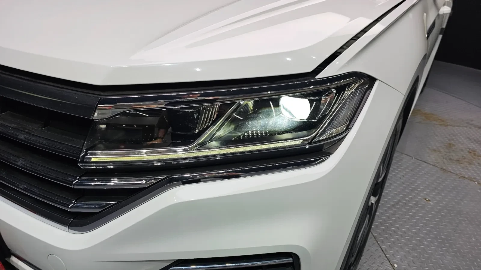 VW Touareg PRESTIGE* ОБДУХ* ДИСТРОНИК* ВЪЗДУХ* MATRIX* MАСАЖ*, снимка 13 - Автомобили и джипове - 54931190