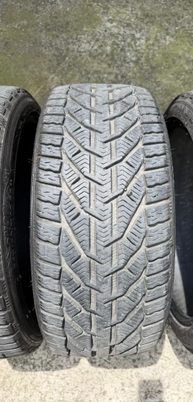 Гуми Зимни 225/40R18, снимка 4