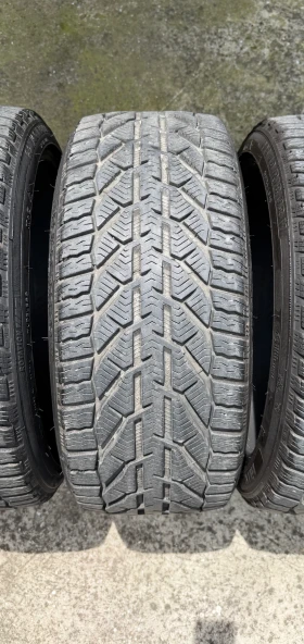 Гуми Зимни 225/40R18, снимка 3