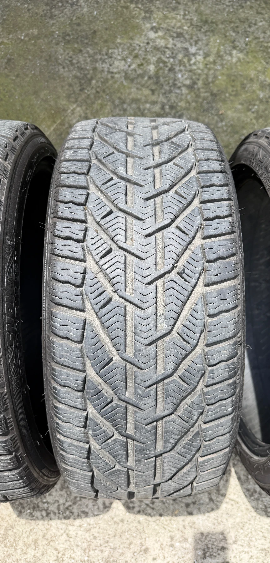 Гуми Зимни 225/40R18, снимка 4 - Гуми и джанти - 54759910