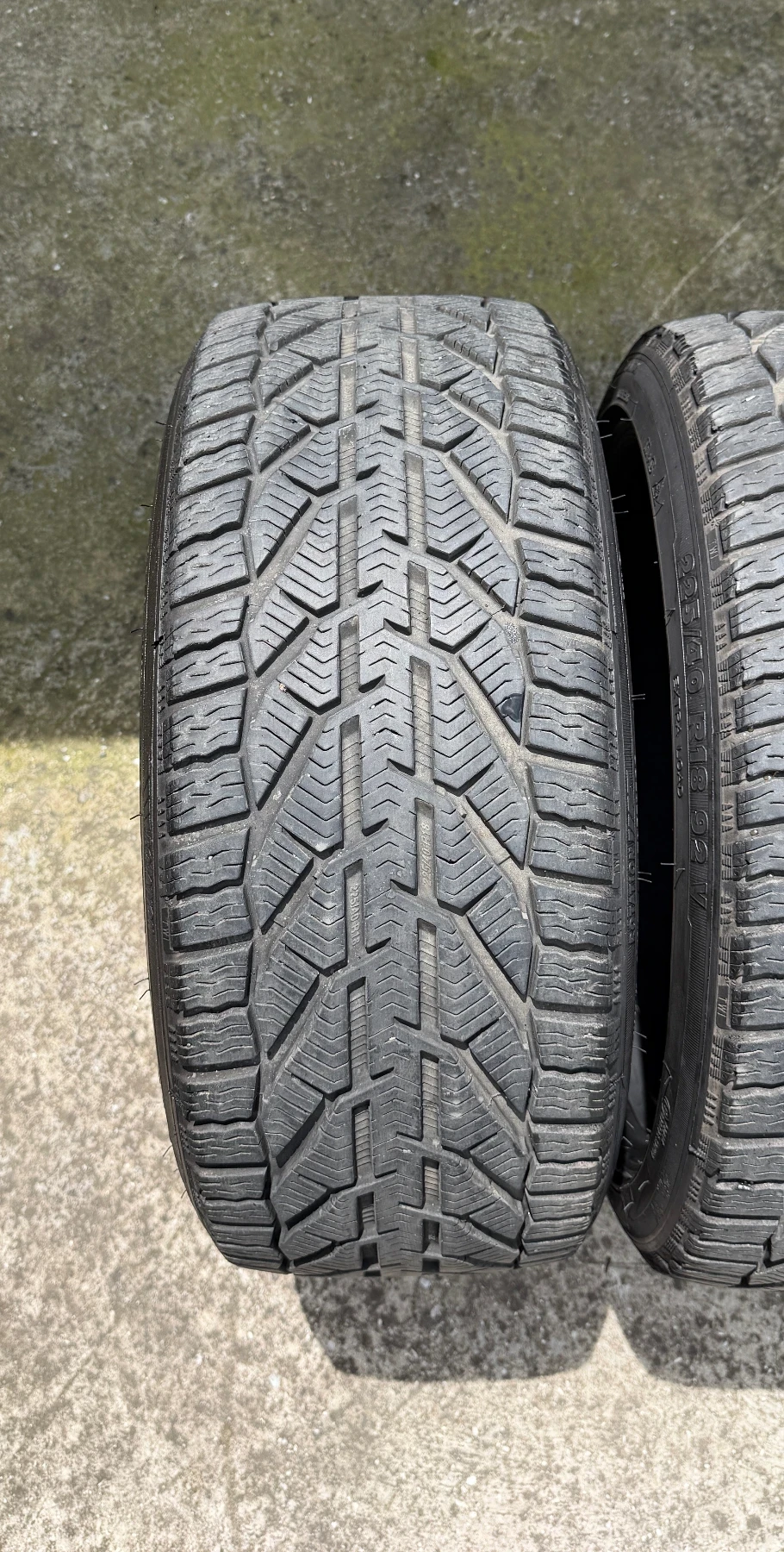 Гуми Зимни 225/40R18, снимка 2 - Гуми и джанти - 54759910