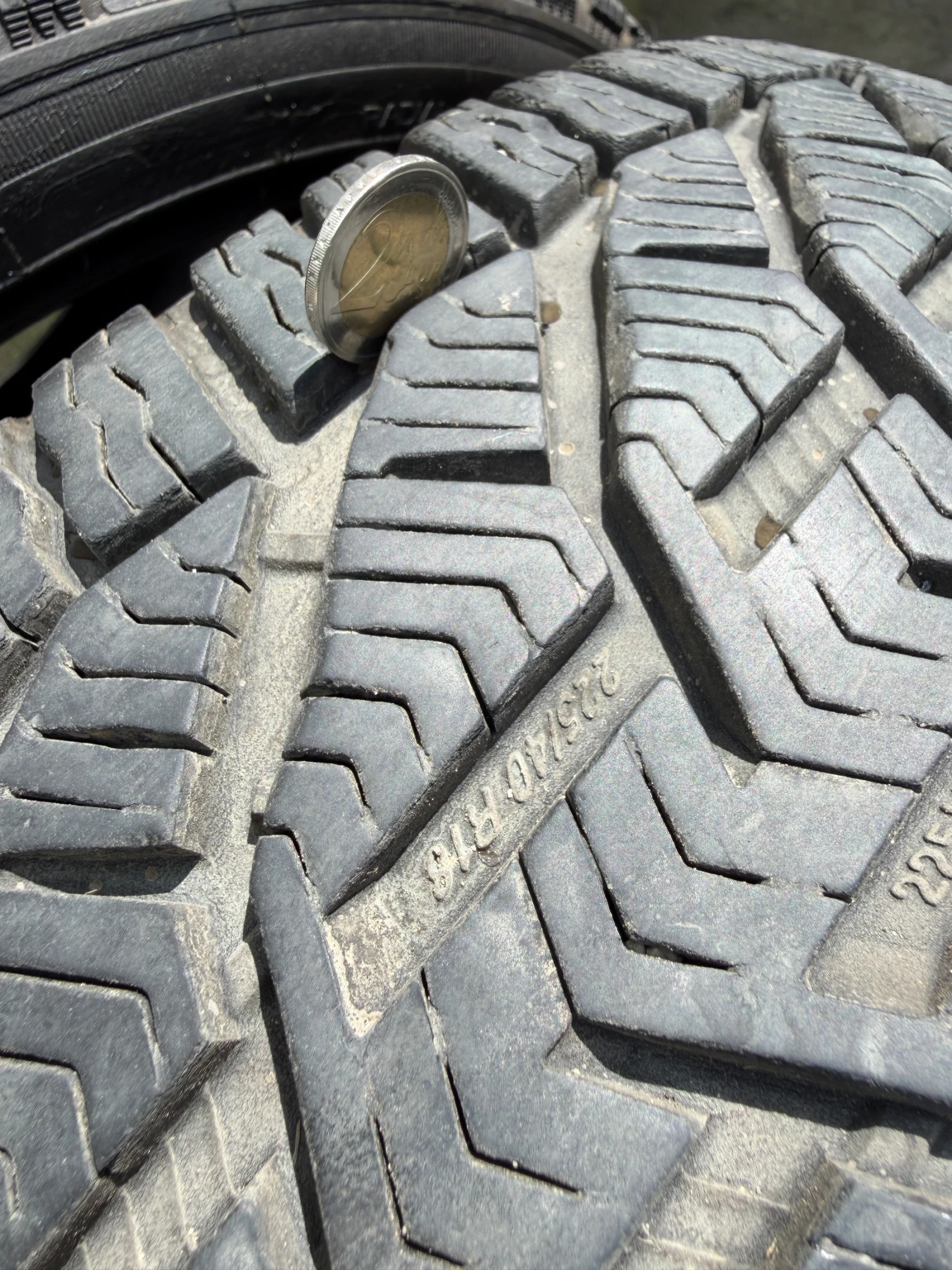Гуми Зимни 225/40R18, снимка 8 - Гуми и джанти - 54759910
