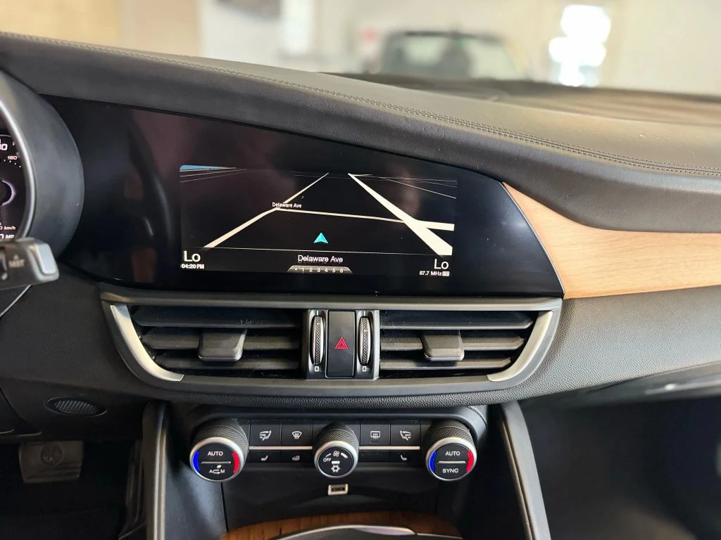 Alfa Romeo Giulia TI* ДИСТРОНИК* М.ТОЧКА* HARMAN* ПОДГРЕВИ - изображение 10