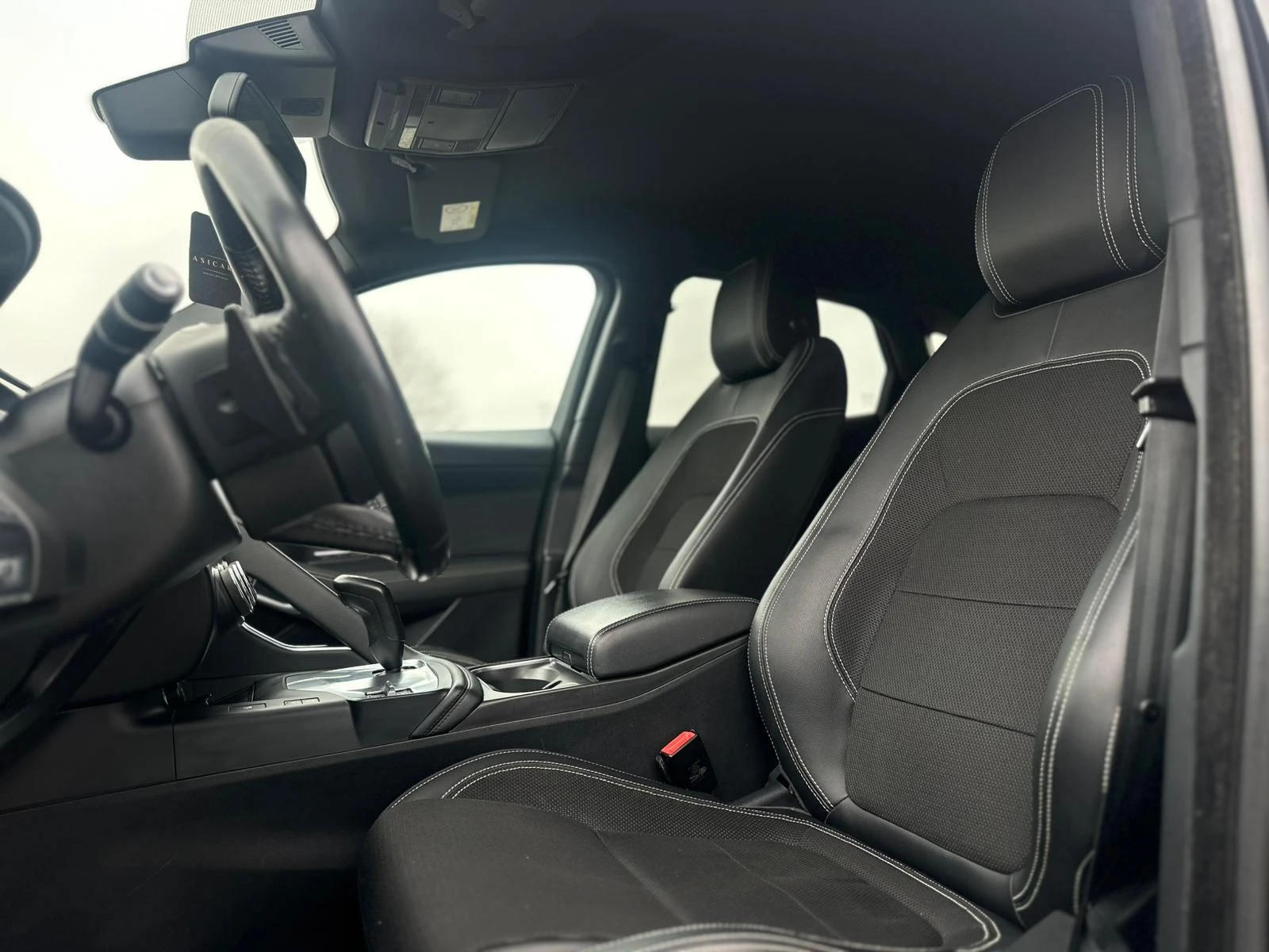 Jaguar E-pace / R-DYNAMIC / 4X4 / ДВА КОМПЛЕКТА ГУМИ С ДЖАНТИ /, снимка 12 - Автомобили и джипове - 54056458