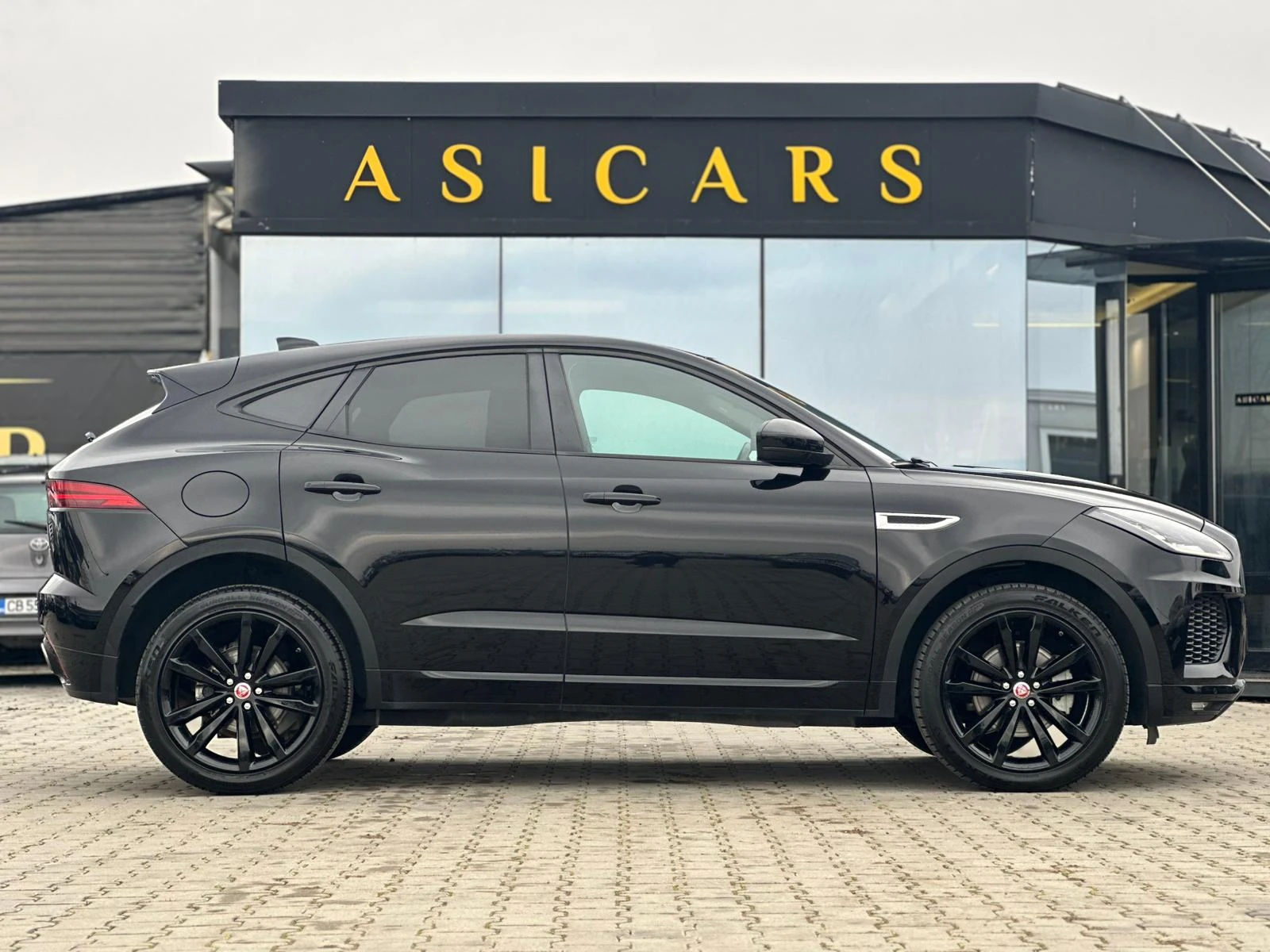 Jaguar E-pace / R-DYNAMIC / 4X4 / ДВА КОМПЛЕКТА ГУМИ С ДЖАНТИ /, снимка 6 - Автомобили и джипове - 54056458