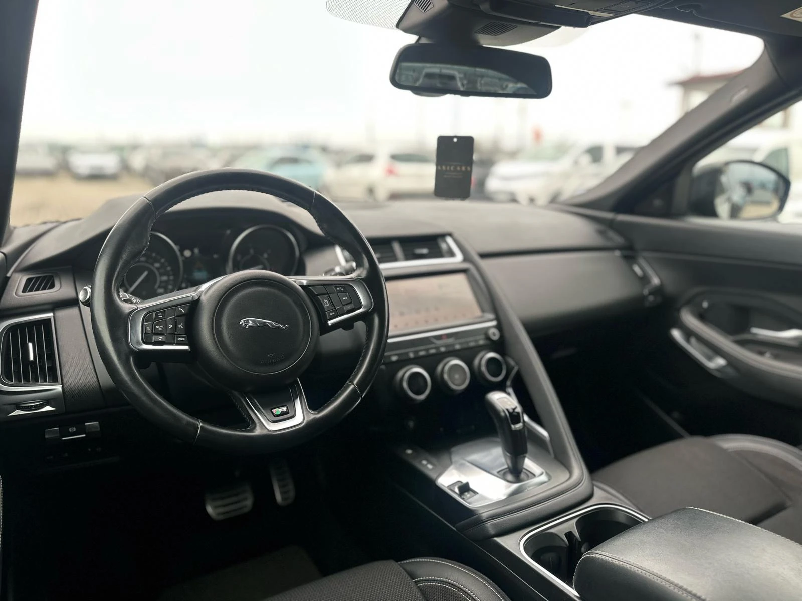 Jaguar E-pace / R-DYNAMIC / 4X4 / ДВА КОМПЛЕКТА ГУМИ С ДЖАНТИ /, снимка 10 - Автомобили и джипове - 54056458