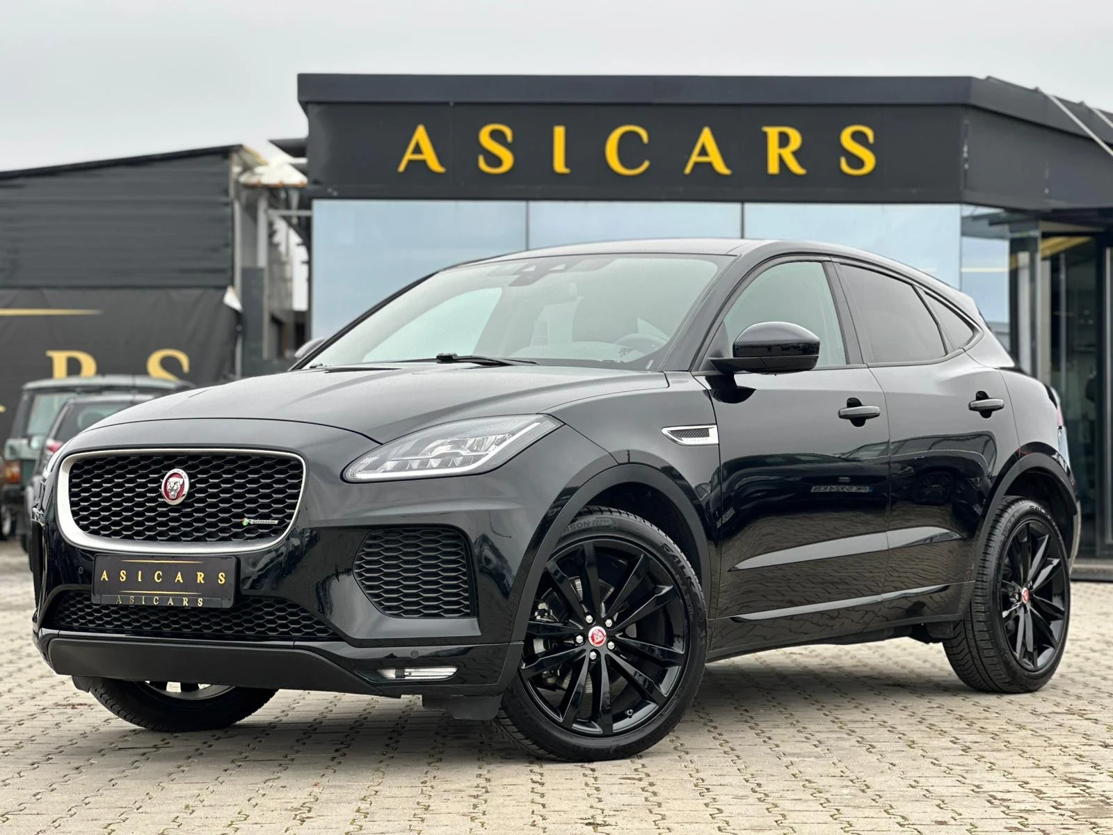 Jaguar E-pace / R-DYNAMIC / 4X4 / ДВА КОМПЛЕКТА ГУМИ С ДЖАНТИ /