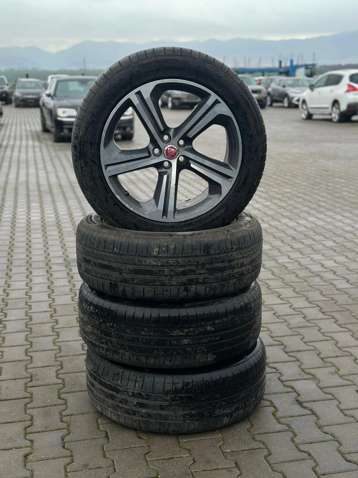 Jaguar E-pace / R-DYNAMIC / 4X4 / ДВА КОМПЛЕКТА ГУМИ С ДЖАНТИ /, снимка 9 - Автомобили и джипове - 54056458