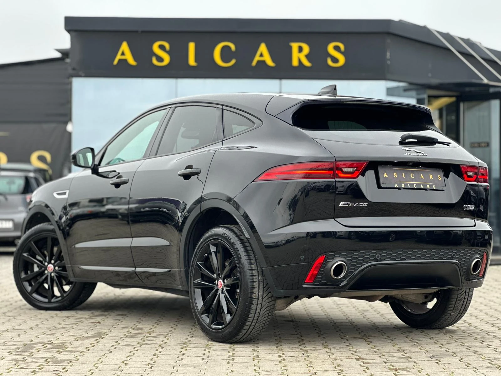 Jaguar E-pace / R-DYNAMIC / 4X4 / ДВА КОМПЛЕКТА ГУМИ С ДЖАНТИ /, снимка 3 - Автомобили и джипове - 54056458