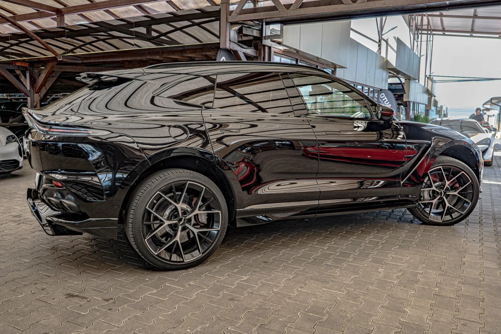 Aston Martin DBX 707/Керамика/Карбон/Обдухване/Камера 360/Bowers&Wi, снимка 4 - Автомобили и джипове - 55319773