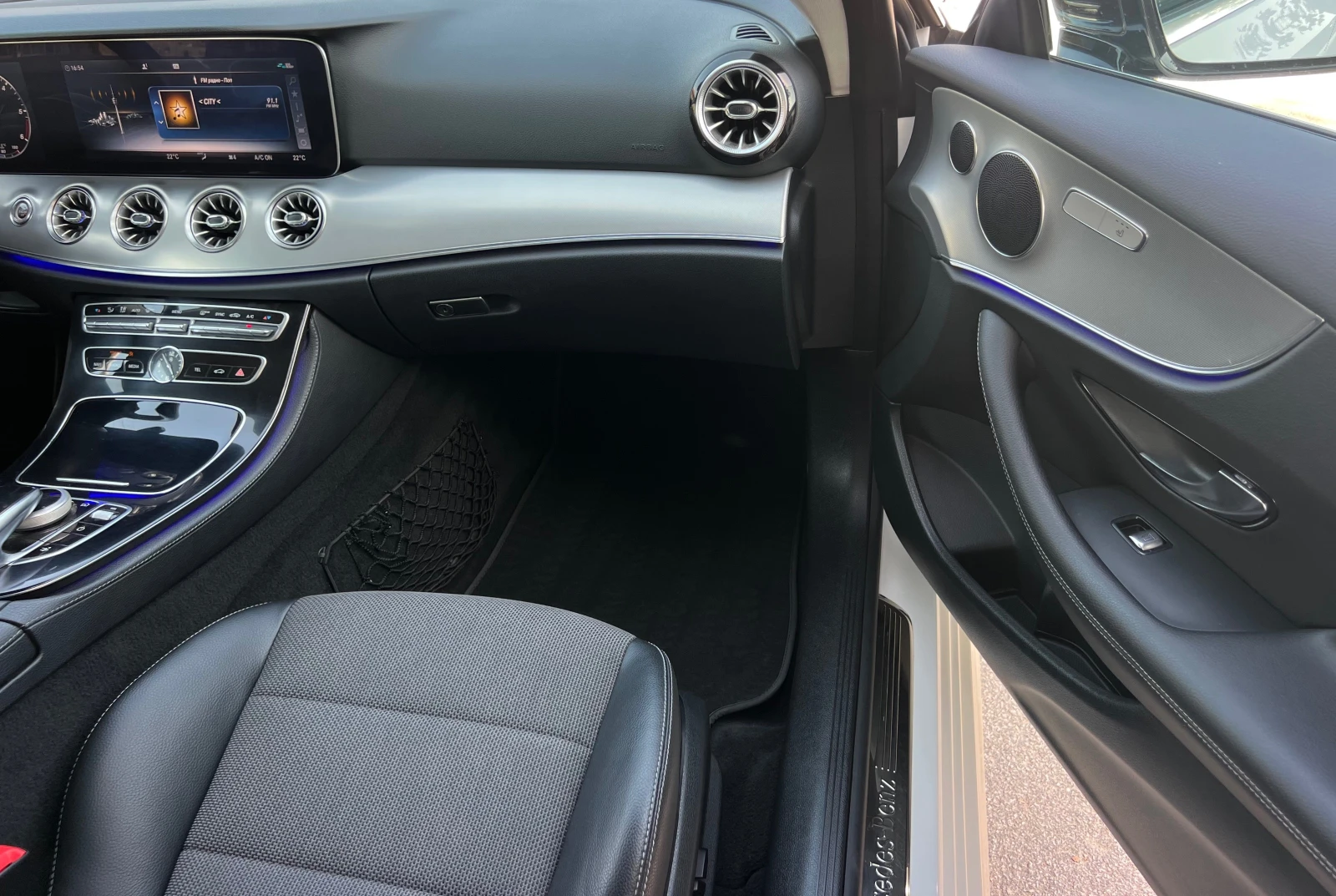 Mercedes-Benz E 220 COUPE AMG/DIGITAL/PANORAMA/SWAROVSKI/PODGREV/FULL/, снимка 12 - Автомобили и джипове - 55873895