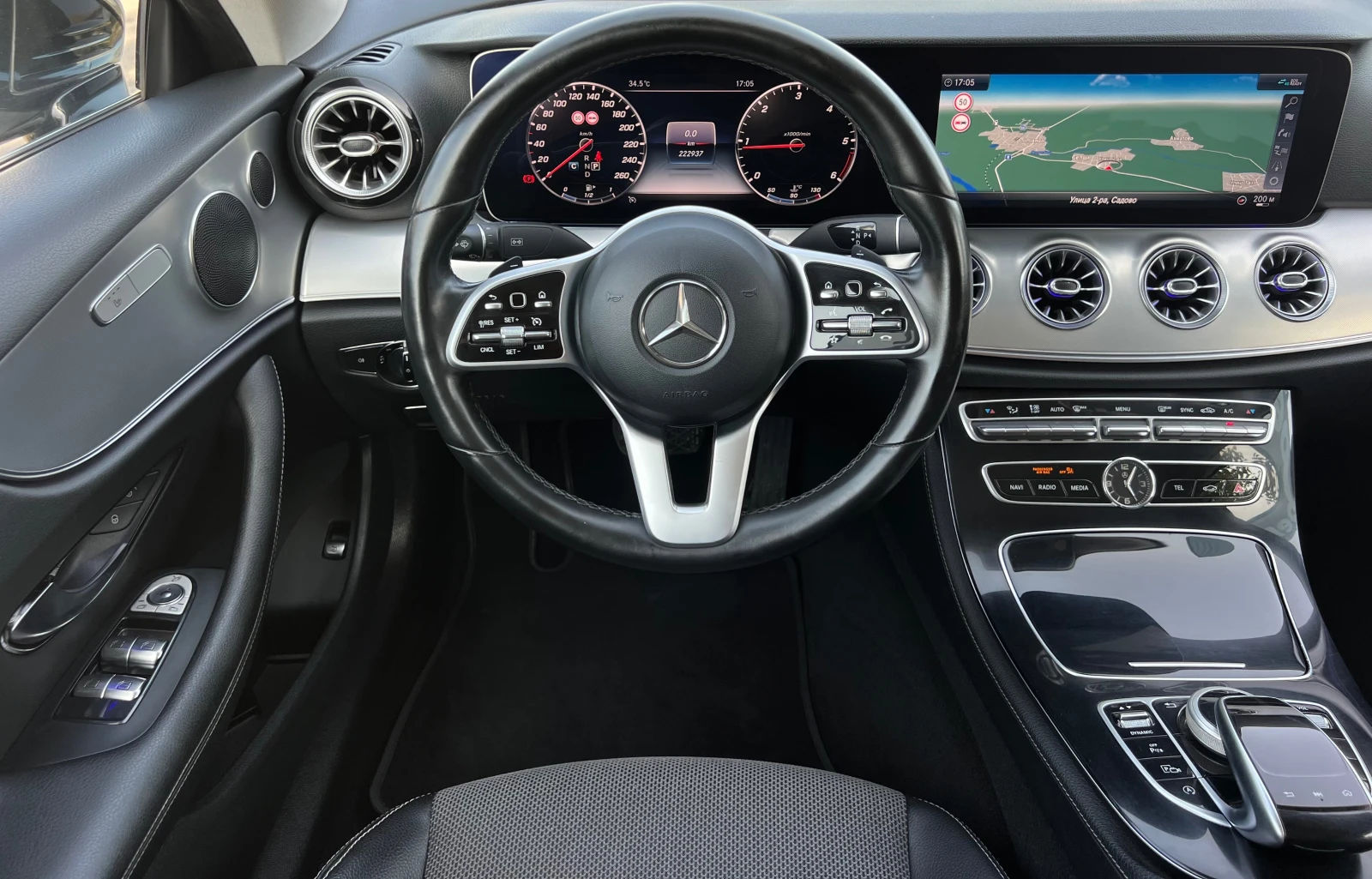 Mercedes-Benz E 220 COUPE AMG/DIGITAL/PANORAMA/SWAROVSKI/PODGREV/FULL/, снимка 15 - Автомобили и джипове - 55873895