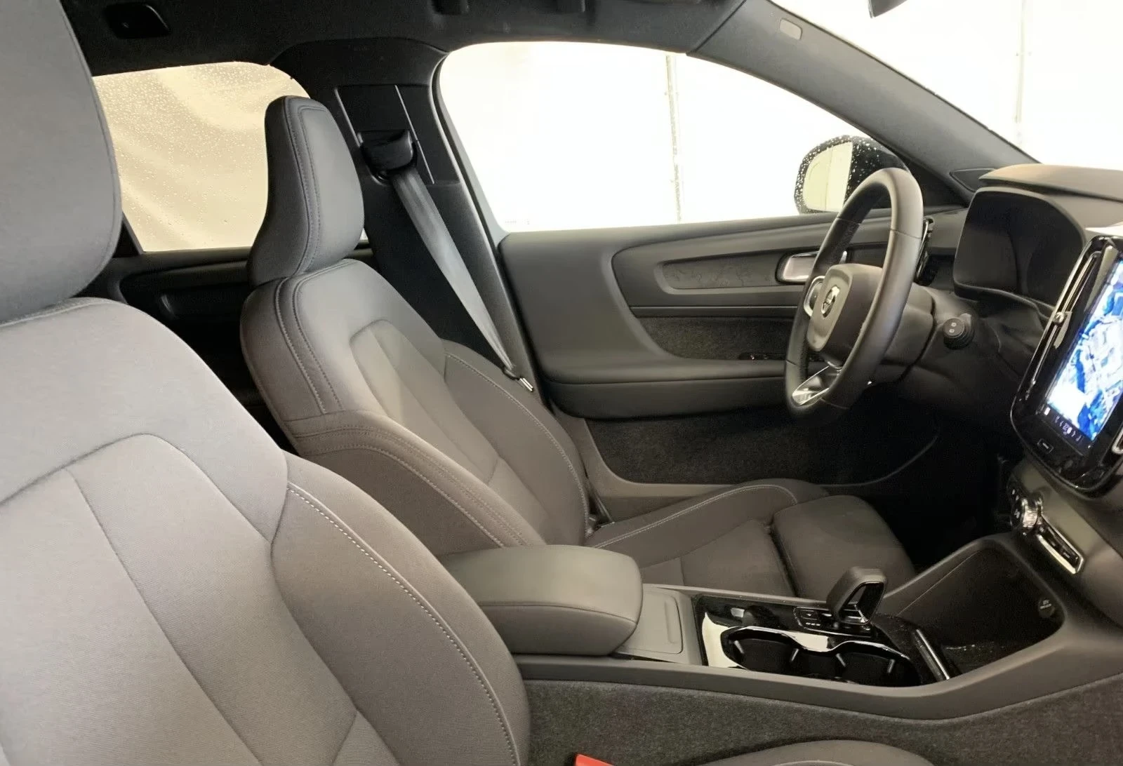 Volvo EX40 TWIN AWD DARK PLUS DIST Keyless Winter Package, снимка 7 - Автомобили и джипове - 54112346