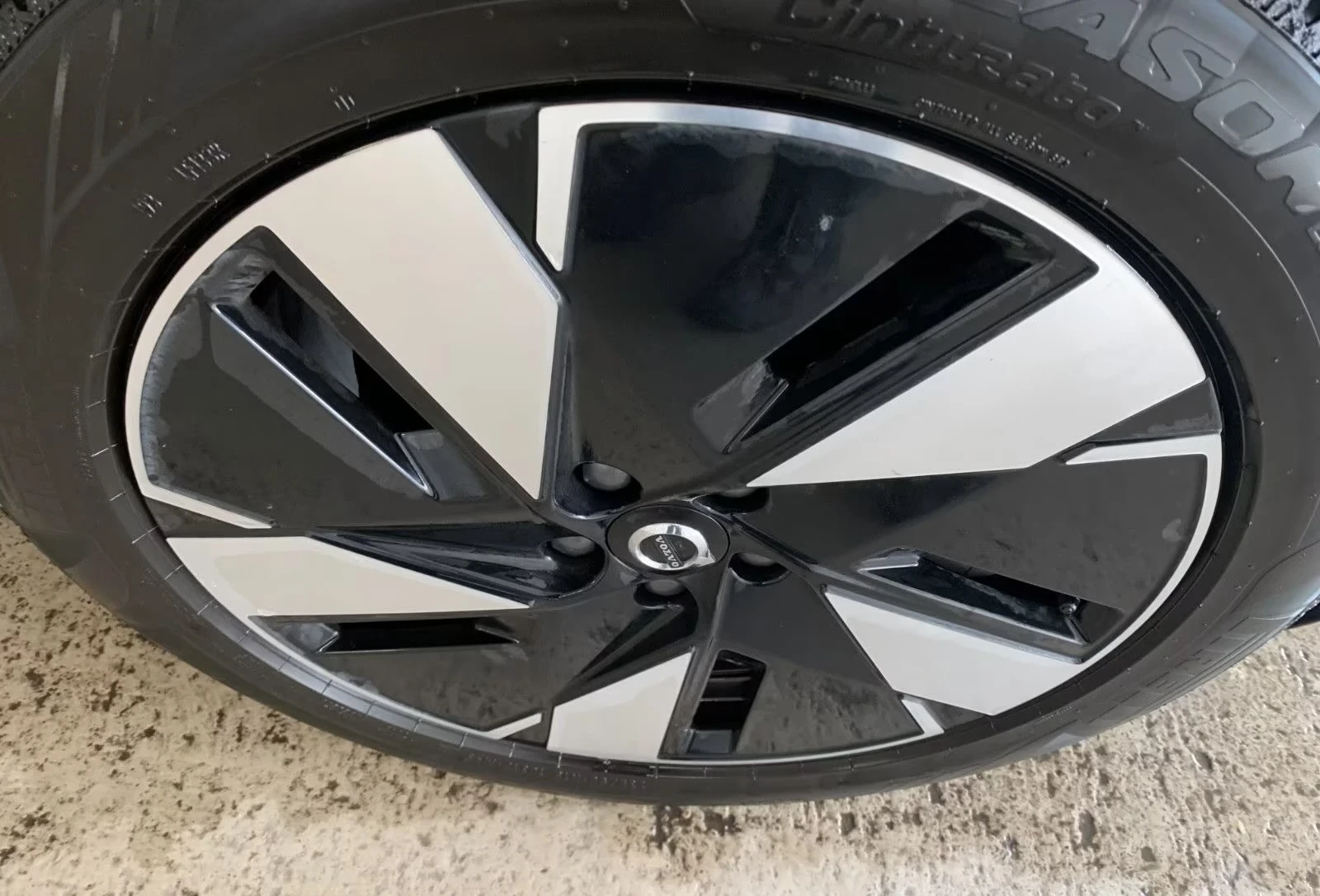 Volvo EX40 TWIN AWD DARK PLUS DIST Keyless Winter Package, снимка 5 - Автомобили и джипове - 54112346