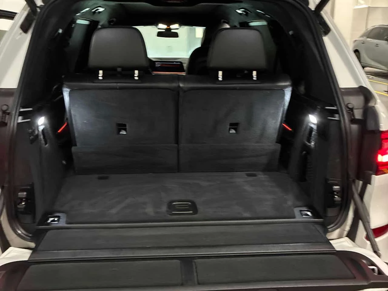 BMW X7 xDrive40i M SPORT/ДИСТРОНИК/360/ОБДУХВАНЕ/ПАНОРАМА, снимка 13 - Автомобили и джипове - 54528937