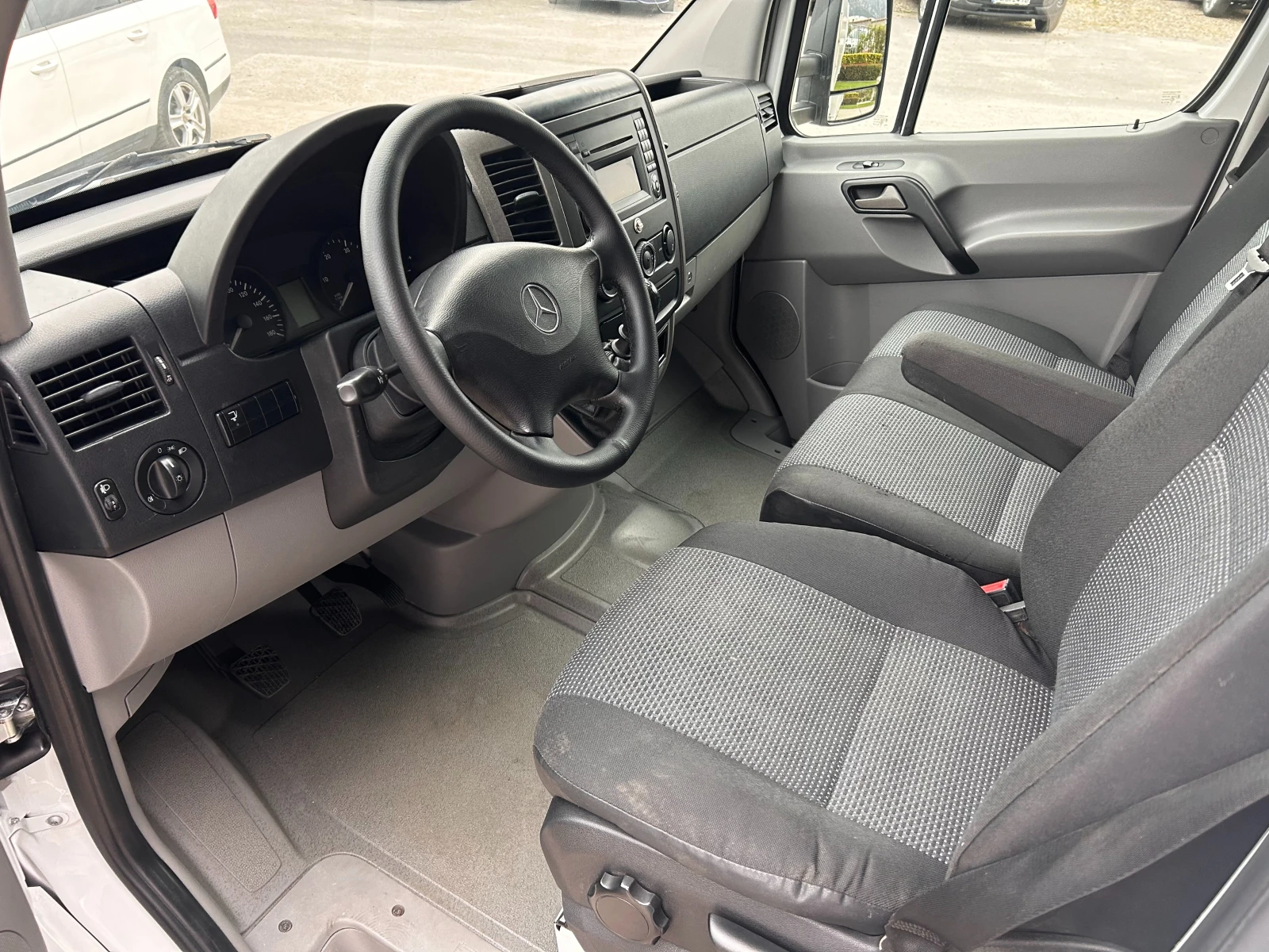 Mercedes-Benz Sprinter 319 CDI Клима 4.25м. Падащ борд  - изображение 8