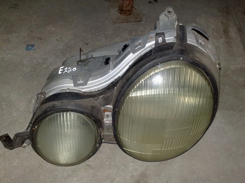 Фар за Мерцедес Е230 98г. (ляв)