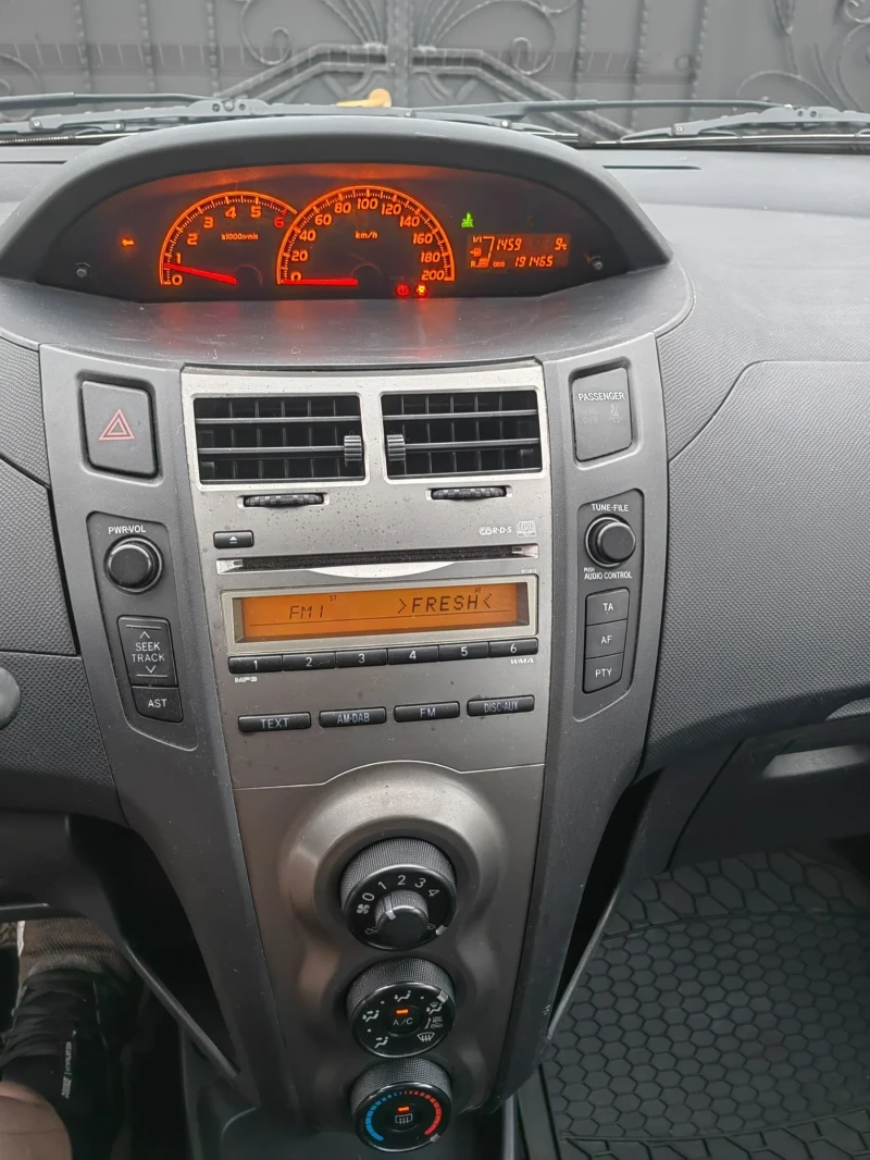 Toyota Yaris 1.4D4d/Facelift-6ск, снимка 10 - Автомобили и джипове - 47958312