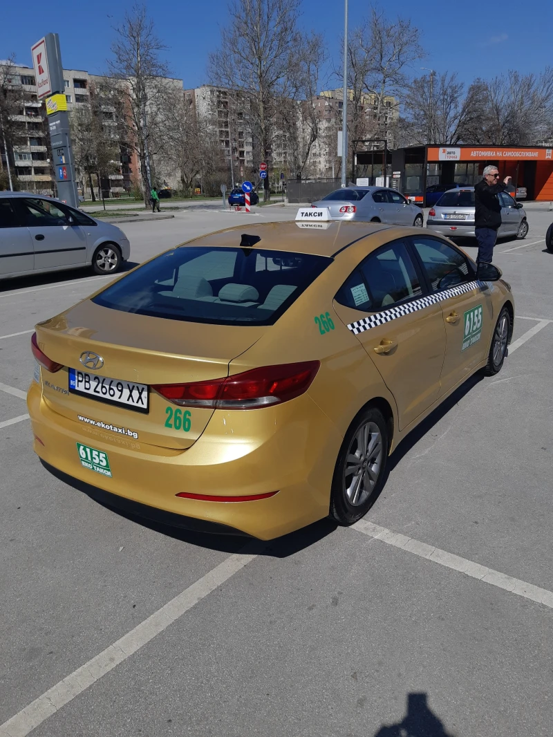 Hyundai Elantra седан, снимка 5 - Автомобили и джипове - 48595297