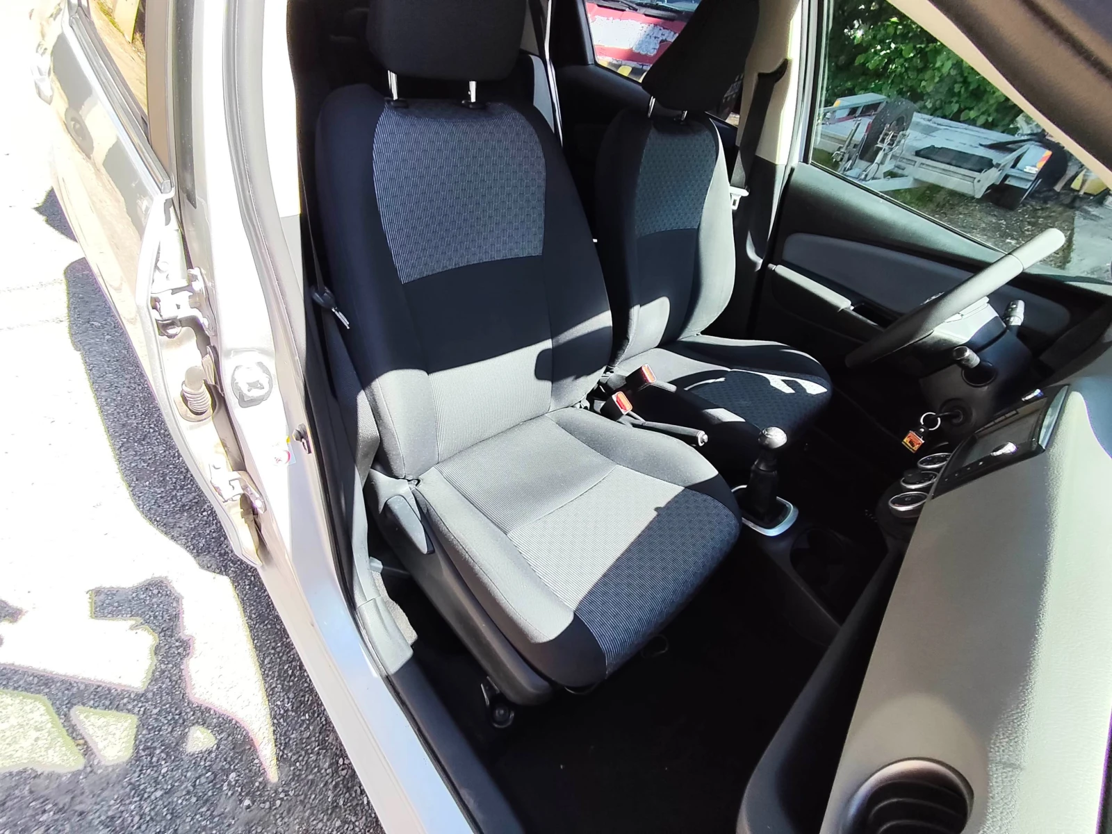 Toyota Yaris 1, 0i - изображение 9