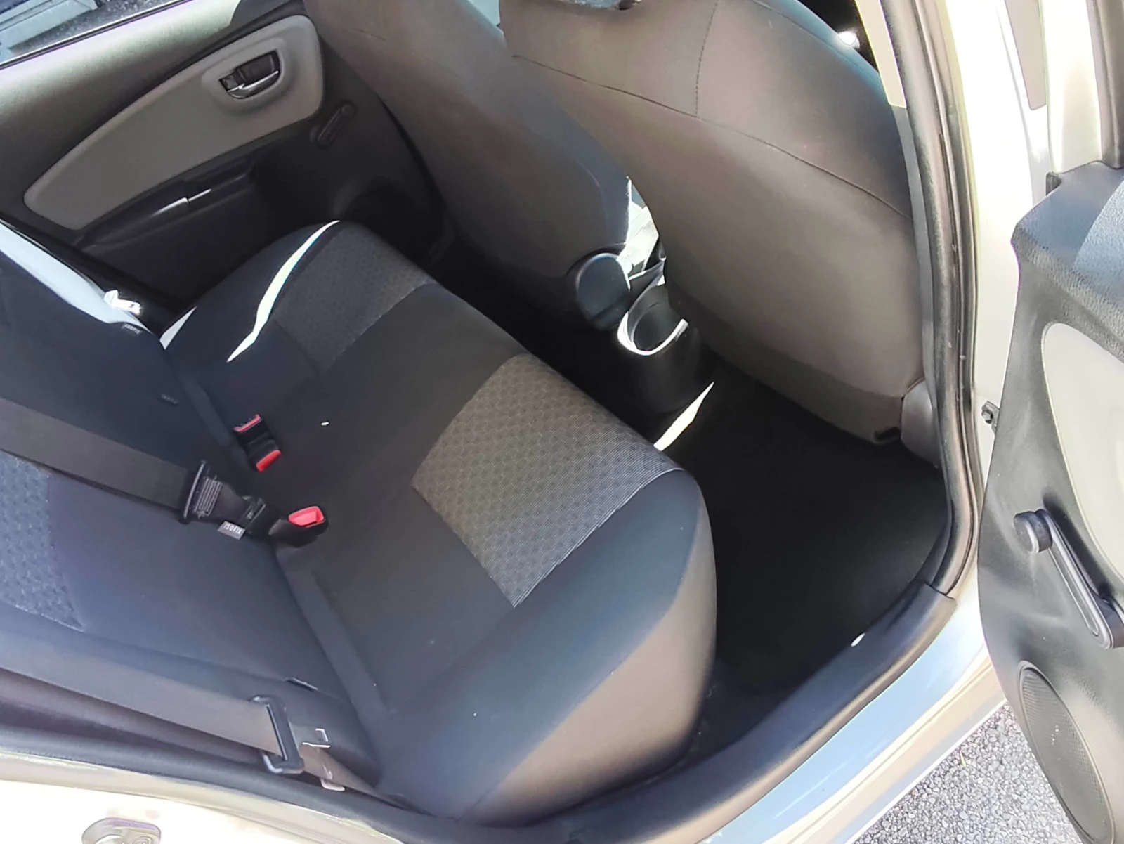 Toyota Yaris 1, 0i - изображение 8