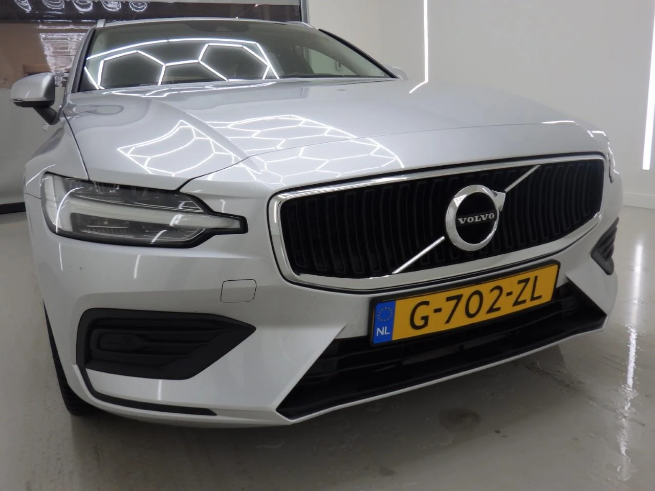 Volvo V60 T4/ Geartronic/ Momentum Pro/ Очакван !, снимка 2 - Автомобили и джипове - 54017781
