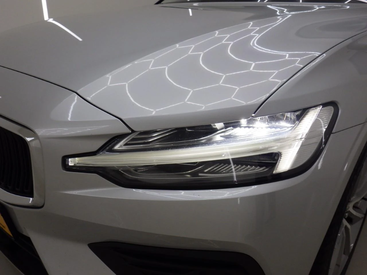 Volvo V60 T4/ Geartronic/ Momentum Pro/ Очакван !, снимка 3 - Автомобили и джипове - 54017781