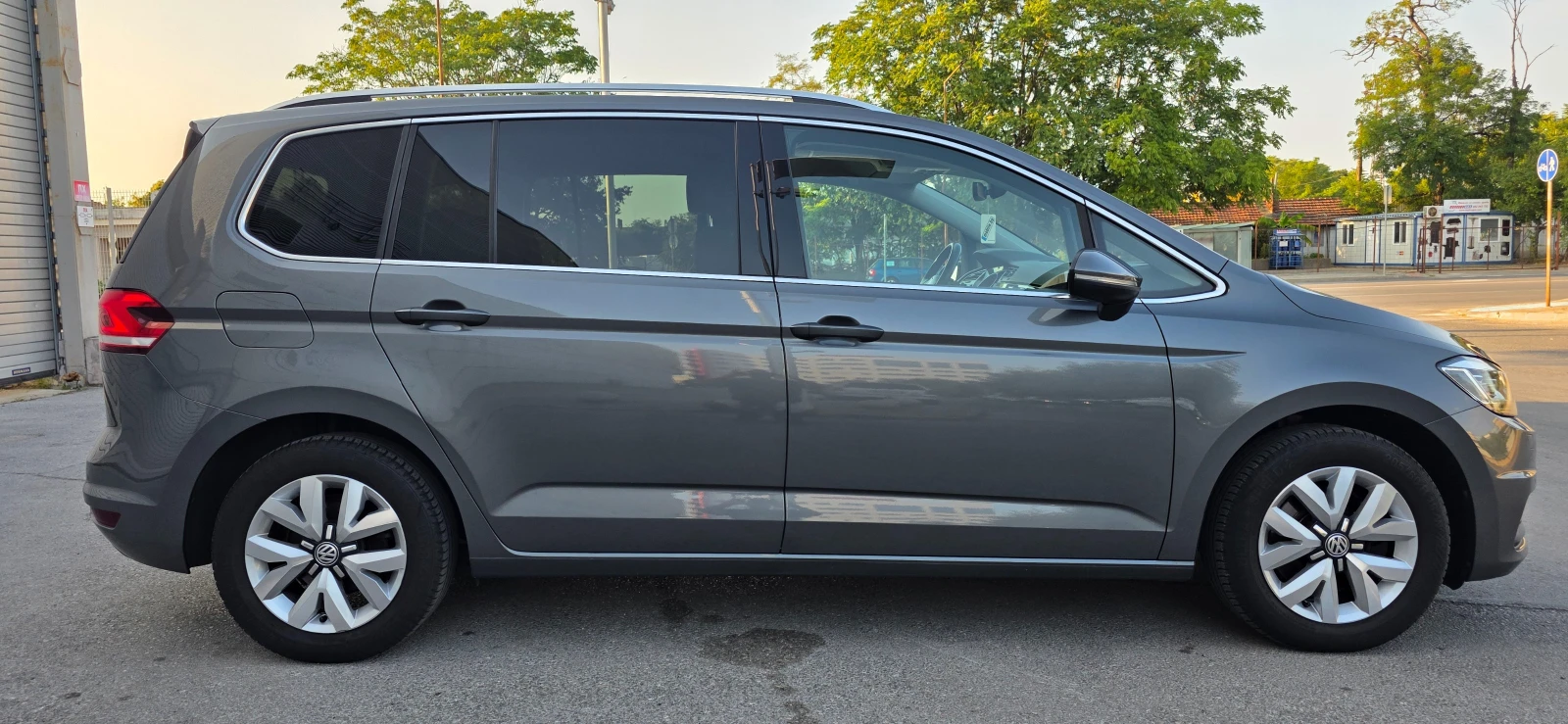 VW Touran 1.4TSI * АВТОМАТИК* 7 МЕСТЕН* DISTRONIC* ШВЕЙЦАРИЯ, снимка 4 - Автомобили и джипове - 55827231