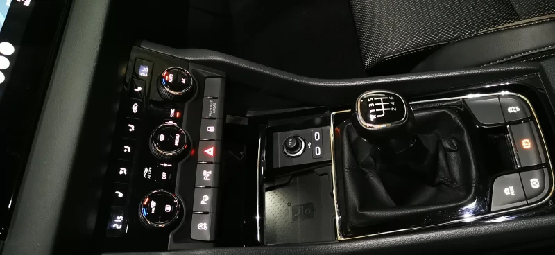 Skoda Karoq 1.5 TSI Гаранционна Бензин /Газ, снимка 11 - Автомобили и джипове - 53467952