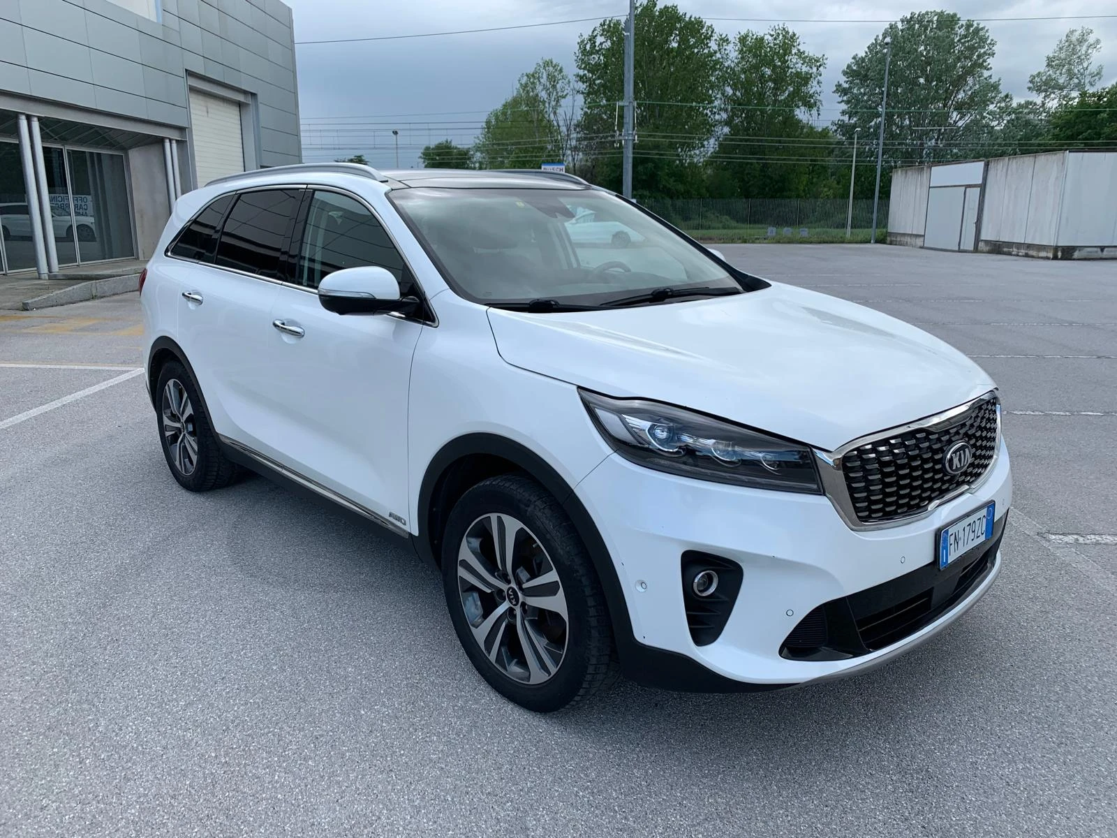 Kia Sorento 2.2CRDi-200ps 4x4 * 7 МЕСТА* ВСИЧКИ ЕКСТРИ - изображение 3
