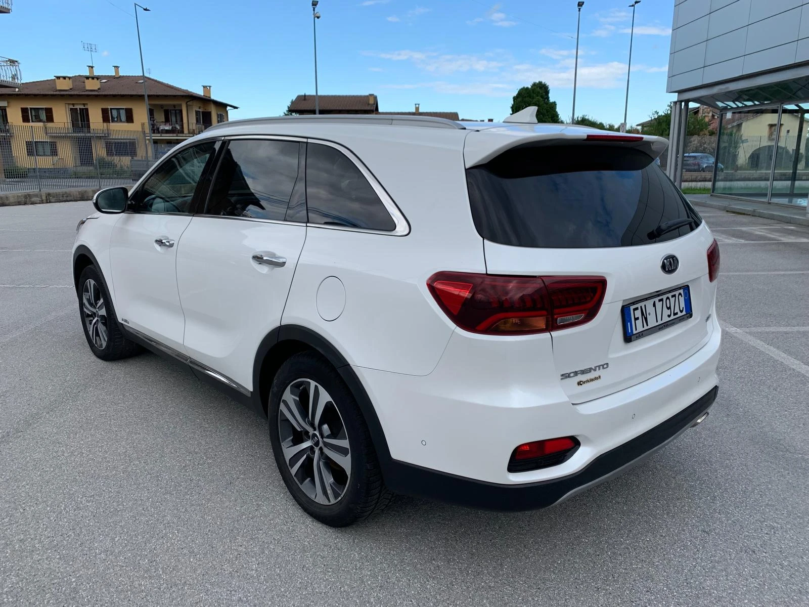 Kia Sorento 2.2CRDi-200ps 4x4 * 7 МЕСТА* ВСИЧКИ ЕКСТРИ - изображение 4