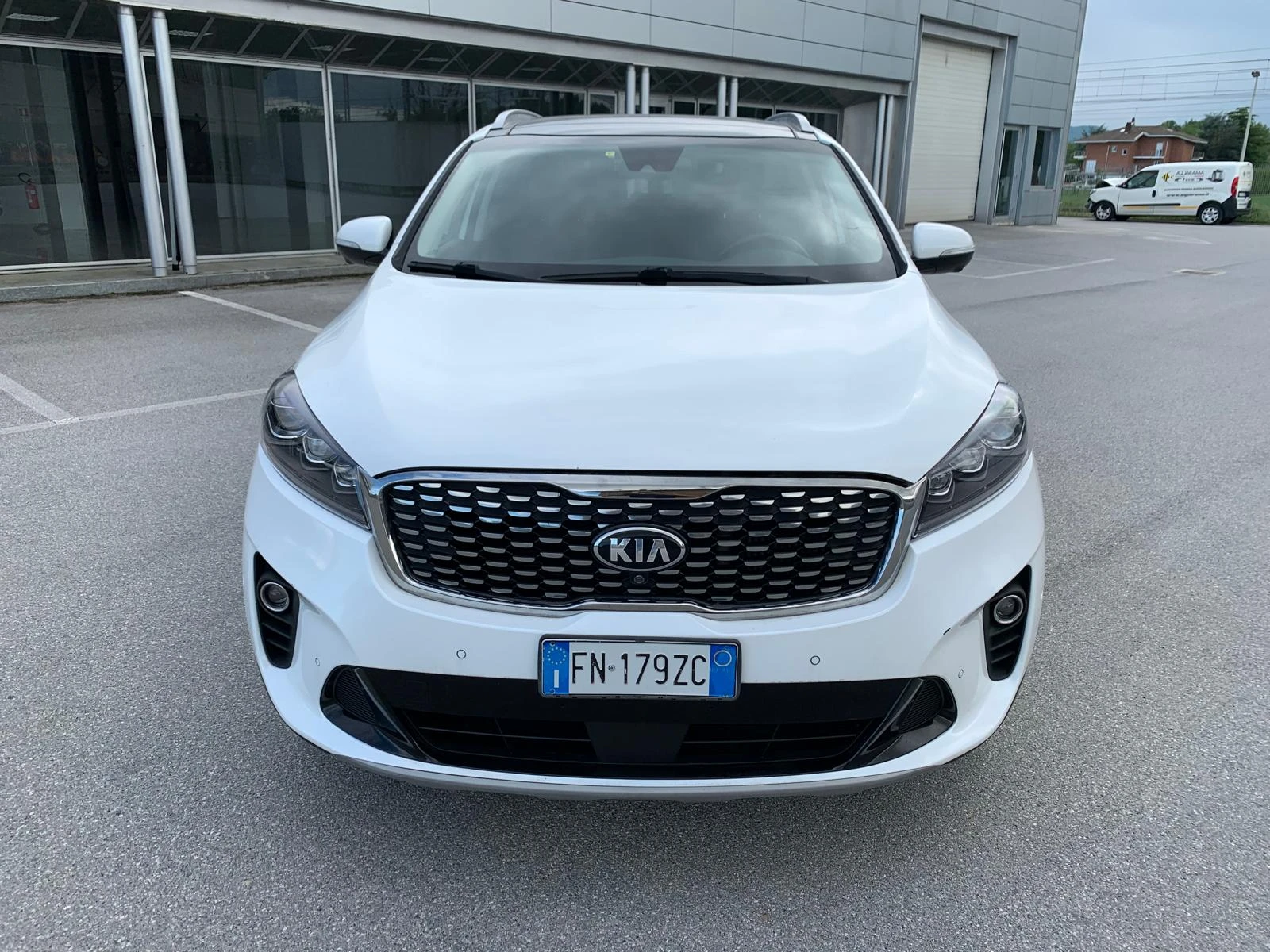 Kia Sorento 2.2CRDi-200ps 4x4 * 7 МЕСТА* ВСИЧКИ ЕКСТРИ - изображение 2