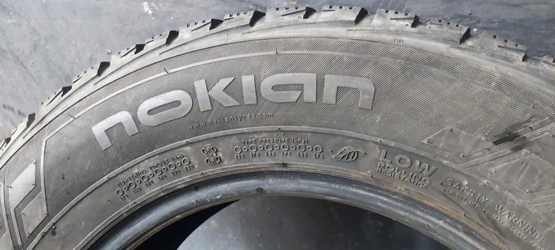 Гуми Зимни 215/65R16, снимка 4 - Гуми и джанти - 35130359